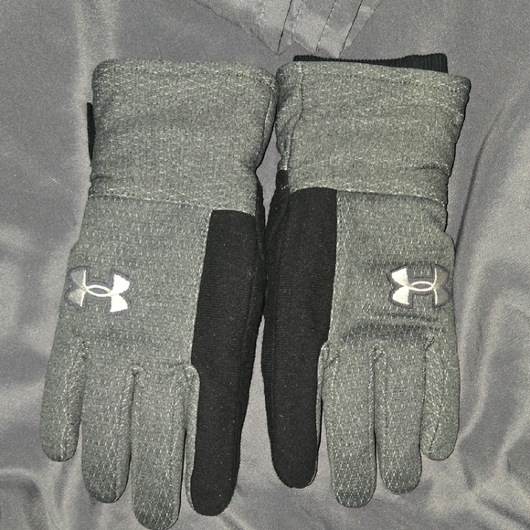 Size Small UA Storm Winter Gloves. - Picture 1 of 3